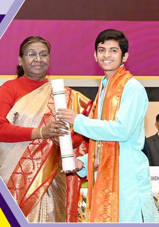 Arijeet Banerjee receiving the Bal Puraskar citation scroll from President Droupadi Murmu