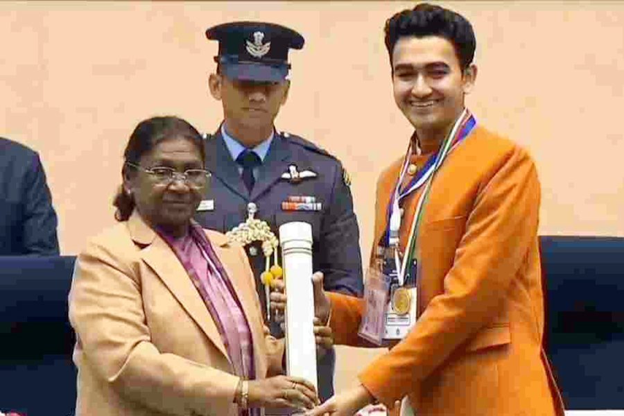 Arnav Anupriya Maharshi receiving the Pradhan Mantri Rashtriya Bal Puraskar citation from President Droupadi Murmu