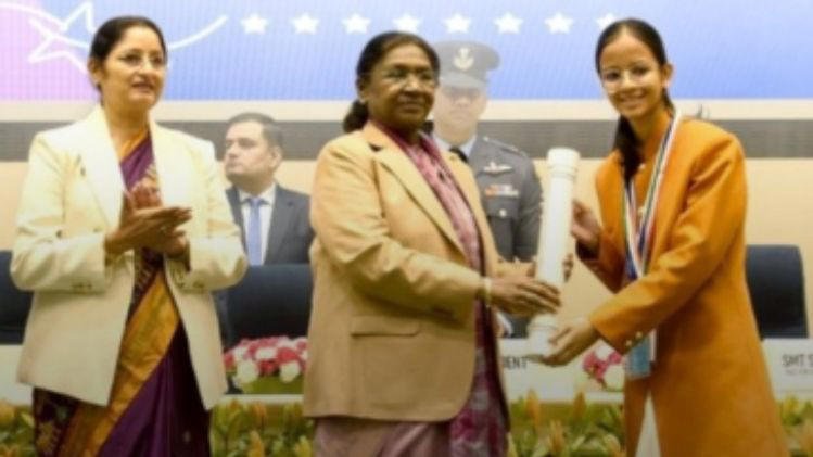 Aishi Prisha Borah receiving the Bal Puraskar scroll from President Droupadi Murmu