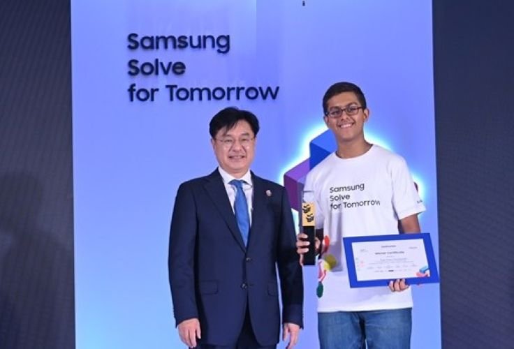 Pranet Khetan on the Samsung Solve for Tomorrow stage with his winner's trophy and certificate
