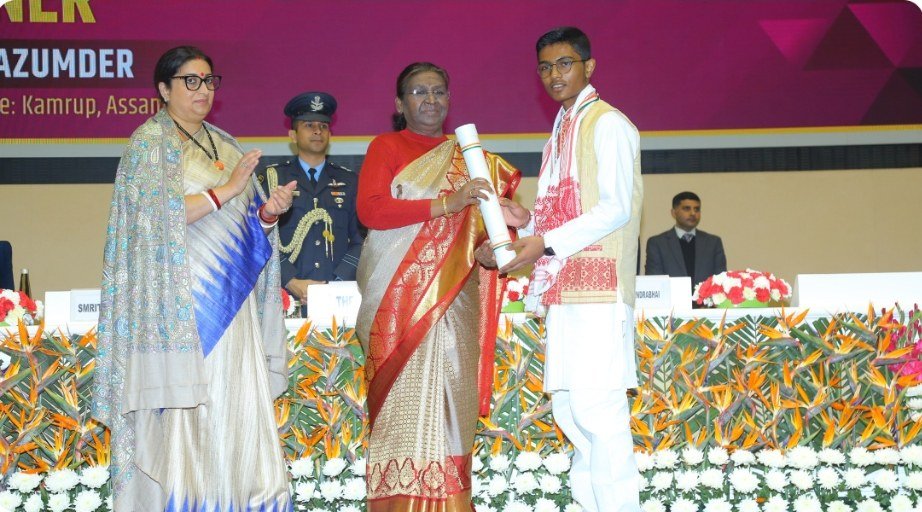 Saiyam Mazumder receiving the Bal Puraskar citation scroll from President Droupadi Murmu