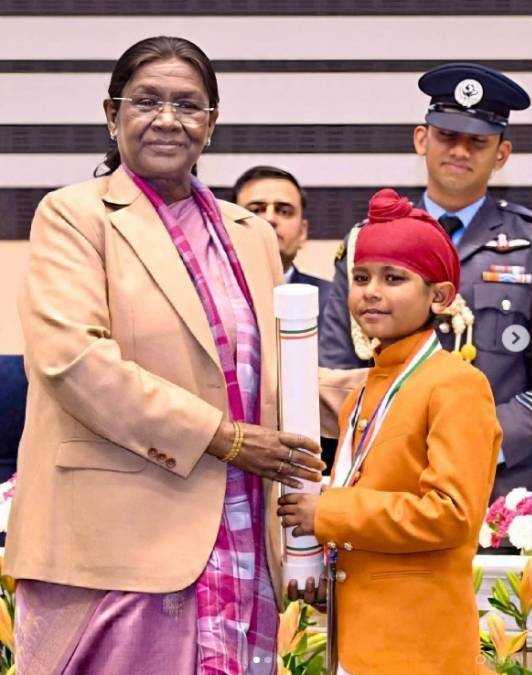 Shvan Singh receiving the Pradhan Mantri Rashtriya Bal Puraskar from President Droupadi Murmu